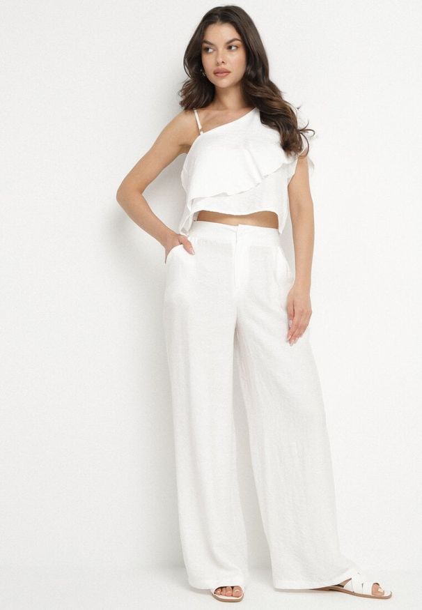 Born2be - Biały Komplet z Wiskozą Asymetryczny Top z Falbanką i Szerokie Spodnie Niraleine. Kolor: biały. Materiał: wiskoza. Wzór: aplikacja
