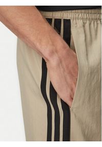 Adidas - adidas Szorty sportowe Essentials 3-Stripes Chelsea KD4889 Zielony Regular Fit. Kolor: zielony. Materiał: syntetyk. Styl: sportowy #5
