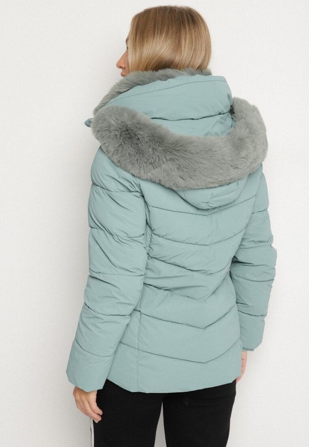 Born2be - Jasnozielona Taliowana Kurtka z Pikowanymi Przeszyciami i Kapturem z Futerkiem Olennea. Okazja: na spotkanie biznesowe, do pracy, na co dzień. Kolor: zielony. Materiał: futro. Styl: biznesowy, klasyczny, casual