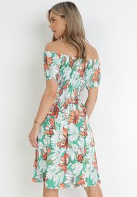 Born2be - Zielona Sukienka Midi Hiszpanka z Gumkami w Pasie Asarina. Okazja: na co dzień. Typ kołnierza: dekolt hiszpanka. Kolor: zielony. Materiał: tkanina. Wzór: kwiaty. Styl: casual. Długość: midi #2