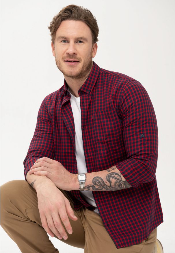 Volcano - Męska koszula w czerwoną kratę, Regular Fit, K-MATERO. Typ kołnierza: button down. Kolor: czerwony. Materiał: jeans, bawełna. Wzór: kratka. Styl: klasyczny, sportowy