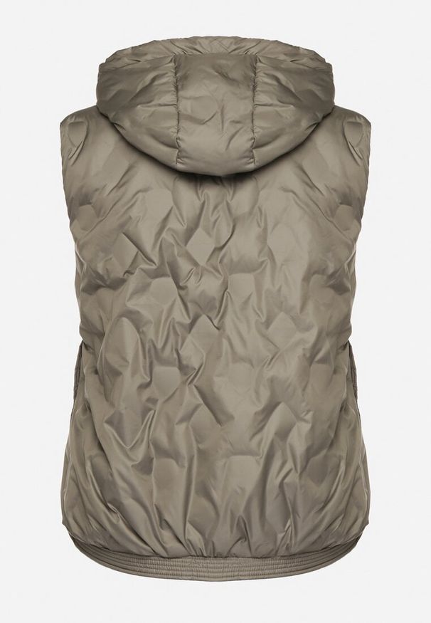 Born2be - Zielona Kamizelka Pikowana z Ozdobnymi Kieszonkami z Kapturem Embia. Okazja: na co dzień, na spacer. Typ kołnierza: kaptur. Kolekcja: plus size. Kolor: zielony. Materiał: jeans. Sezon: jesień. Styl: elegancki, casual