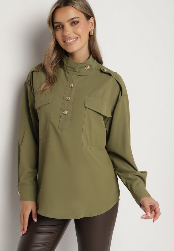 Born2be - Zielona Koszula ze Stójką z Ozdobnymi Guzikami i Kieszeniami Neriael. Okazja: na spotkanie biznesowe. Typ kołnierza: kołnierzyk stójkowy. Kolor: zielony. Materiał: tkanina. Długość rękawa: długi rękaw. Długość: długie. Styl: biznesowy