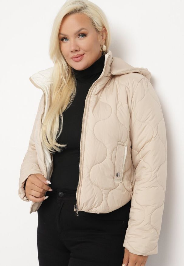 Born2be - Beżowa Kurtka Krótka z Pikowaniem i Odpinanym Kapturem Taraes. Okazja: na co dzień. Kolekcja: plus size. Kolor: beżowy. Materiał: jeans. Długość: krótkie. Styl: casual, elegancki