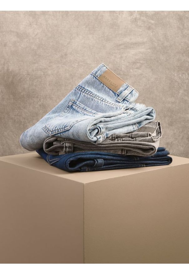 Reserved - Jeansy straight fit - niebieski. Kolor: niebieski