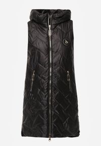 Born2be - Czarna Przejściowa Kamizelka Pikowana o Długim Kroju z Kapturem i Naszywką Harmaste. Okazja: na co dzień. Typ kołnierza: kaptur. Kolor: czarny. Materiał: jeans. Długość: długie. Wzór: aplikacja. Styl: casual #8