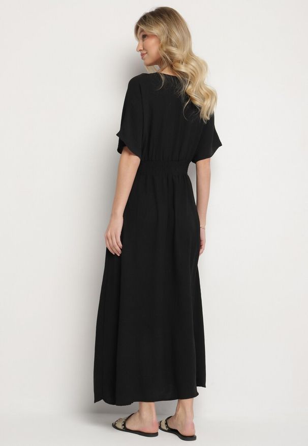 Born2be - Czarna Rozkloszowana Sukienka z Gumką w Talii i Dekoltem w Serek Iffara. Okazja: na co dzień, do pracy, na spotkanie biznesowe. Typ kołnierza: dekolt w serek. Kolor: czarny. Styl: casual, biznesowy