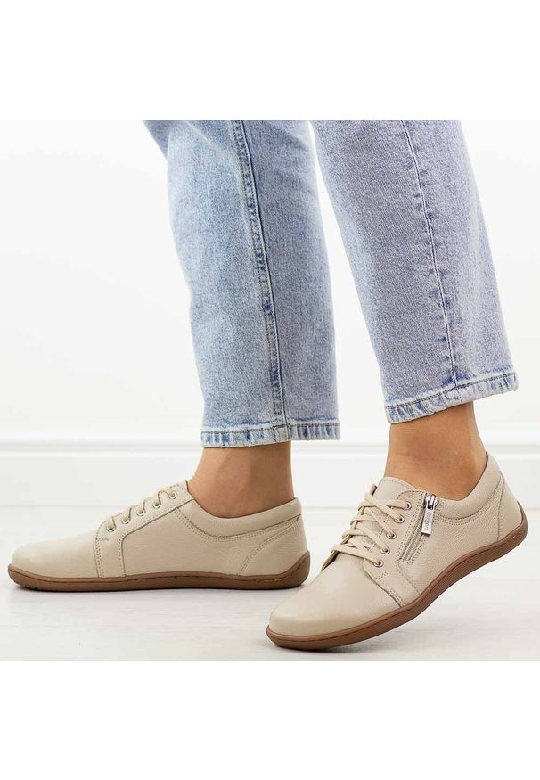 Beżowe skórzane Polskie półbuty damskie barefoot Gregors 1153. Okazja: na co dzień, na spotkanie biznesowe. Kolor: beżowy. Materiał: skóra. Szerokość cholewki: normalna. Sezon: wiosna, jesień. Styl: casual, biznesowy, klasyczny