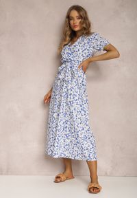 Renee - Niebieska Sukienka z Bawełny Andrilla. Kolor: niebieski. Materiał: bawełna. Długość rękawa: krótki rękaw. Wzór: kwiaty. Typ sukienki: kopertowe. Długość: midi #5