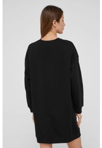 Answear Lab Sukienka kolor czarny mini oversize. Kolor: czarny. Materiał: dzianina. Długość rękawa: długi rękaw. Typ sukienki: oversize. Styl: wakacyjny. Długość: mini #2