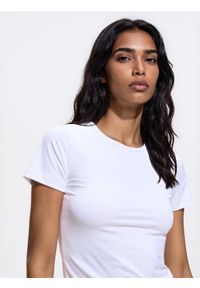 Reserved - T-shirt slim fit - biały. Kolor: biały. Materiał: dzianina. Wzór: gładki