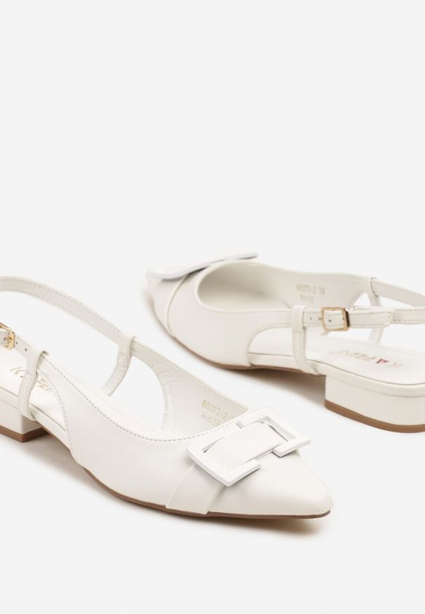 Renee - Białe Sandały Typu Slingback Ozdobione Klamrą Zelfia. Okazja: na spotkanie biznesowe, do pracy. Zapięcie: klamry. Kolor: biały. Materiał: jeans. Wzór: aplikacja. Sezon: lato, wiosna. Styl: biznesowy