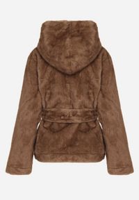 Born2be - Jasnobrązowa Kurtka Futerko z Kapturem i Wiązanym Paskiem Zetara. Okazja: na co dzień, na spacer. Typ kołnierza: kaptur. Kolor: brązowy. Materiał: futro. Styl: klasyczny, casual #2