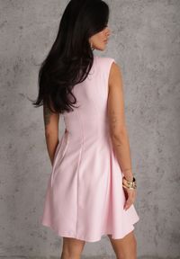 Renee - Różowa Rozkloszowana Sukienka Bez Rękawów z Odpinanymi Aplikacjami w Pasie Maridina. Okazja: na imprezę. Kolor: różowy. Długość rękawa: bez rękawów. Wzór: aplikacja. Styl: elegancki #4