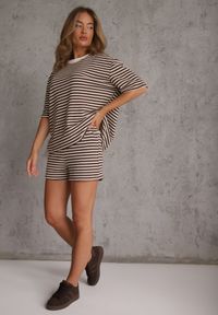 Renee - Brązowy Komplet Casualowy z Bawełny Oversize T-shirt i Szorty w Paski Stylizowany na Szydełkowany Pherra. Kolor: brązowy. Materiał: bawełna. Wzór: paski #2