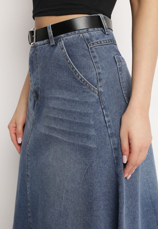 Born2be - Niebieska Bawełniana Spódnica Jeansowa Trapezowa ze Strzępieniami i Paskiem Loraithen. Kolor: niebieski. Materiał: jeans, bawełna