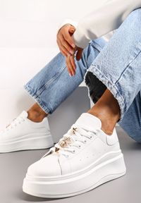 Renee - Białe Sneakersy na Grubej Podeszwie Celessi. Kolor: biały. Materiał: jeans