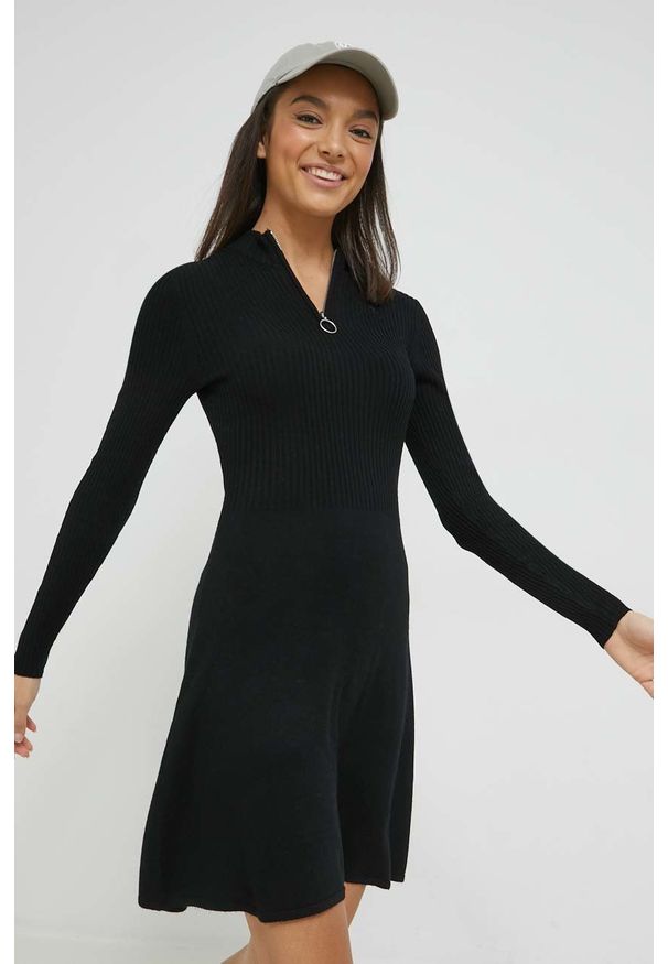 only - Only sukienka kolor czarny mini dopasowana. Kolor: czarny. Długość rękawa: długi rękaw. Typ sukienki: dopasowane. Długość: mini