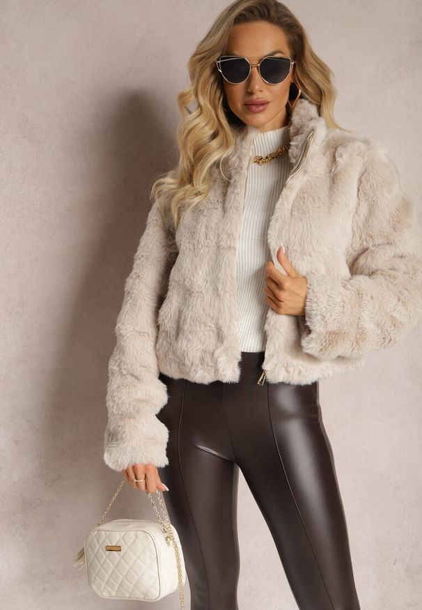 Renee - Beżowa Kurtka z Futerka Zapinana na Zamek Craline. Kolor: beżowy. Materiał: futro. Sezon: zima. Styl: elegancki