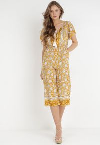 Born2be - Żółty Kombinezon Hesonia. Kolor: żółty. Długość rękawa: krótki rękaw. Długość: krótkie. Wzór: ażurowy, aplikacja, kwiaty. Styl: wakacyjny, boho #4