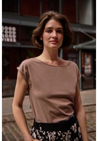 MOODO - Bawełniany t-shirt beżowy. Kolor: beżowy. Materiał: bawełna
