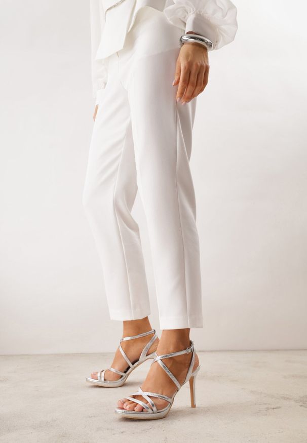 Born2be - Srebrne Eleganckie Sandały VICES na Szpilce z Przeplatanymi Paskami Adreviana. Okazja: na komunię, na wesele, na ślub cywilny, na imprezę. Zapięcie: pasek. Kolor: srebrny. Materiał: satyna. Wzór: paski. Obcas: na szpilce. Styl: elegancki