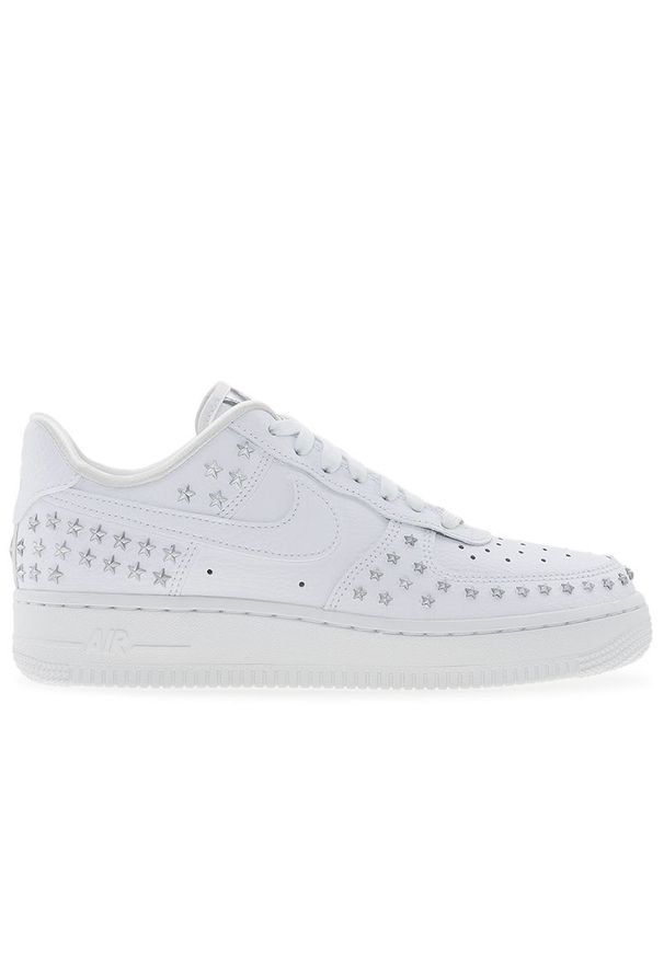Buty damskie Nike Air Force 1 '07 XX Studded AR0639-100 - białe. Kolor: biały. Materiał: guma, skóra, syntetyk. Szerokość cholewki: normalna. Sezon: lato. Model: Nike Air Force