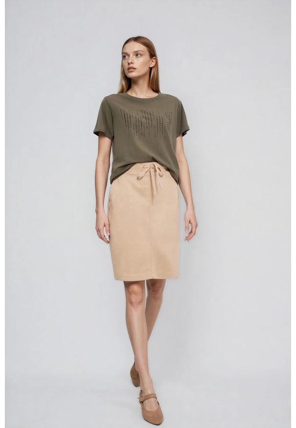MOODO - Prosta spódnica beżowa. Kolor: beżowy. Materiał: poliester, elastan