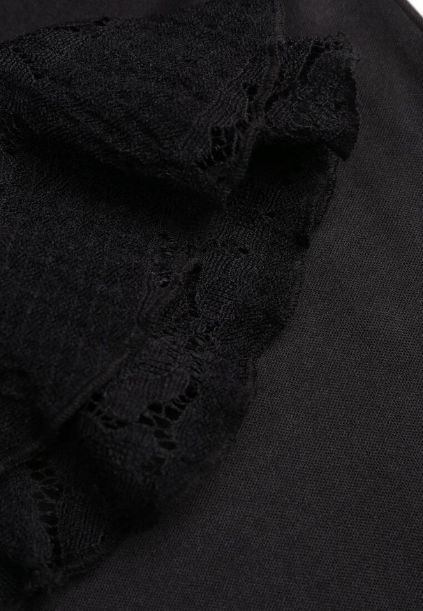 Renee - Czarna Taliowana Sukienka z Koronki Zdobiona Wiązaniem przy Szyi Terienna. Okazja: na imprezę. Kolor: czarny. Materiał: koronka. Długość rękawa: na ramiączkach. Wzór: aplikacja, koronka. Sezon: lato. Typ sukienki: oversize