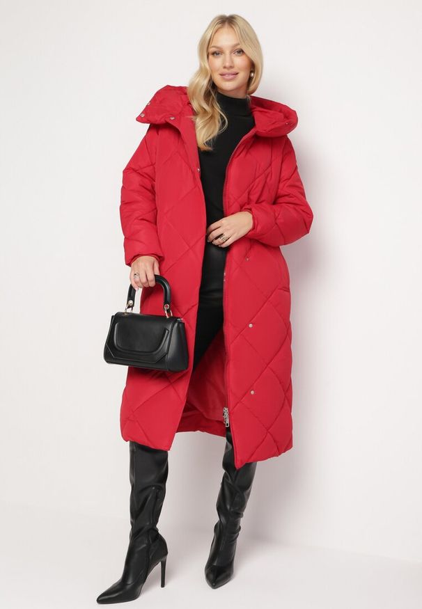 Born2be - Czerwona Kurtka Płaszcz z Geometrycznym Pikowaniem Johnatta. Kolor: czerwony. Wzór: geometria