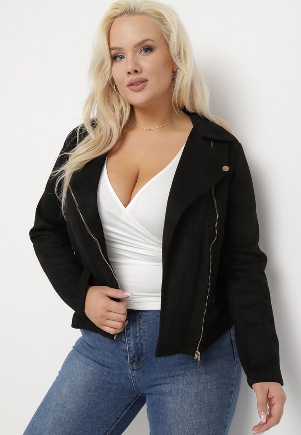 Born2be - Czarna Kurtka Ramoneska z Imitacji Zamszu z Asymetrycznym Suwakiem Maisen. Kolekcja: plus size. Kolor: czarny. Materiał: zamsz