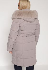Born2be - Szara Pikowana Kurtka z Kapturem z Futrem i Wiązanym Paskiem Mevinatia. Okazja: na co dzień. Typ kołnierza: kaptur. Kolekcja: plus size. Kolor: szary. Materiał: futro. Styl: casual, klasyczny #6