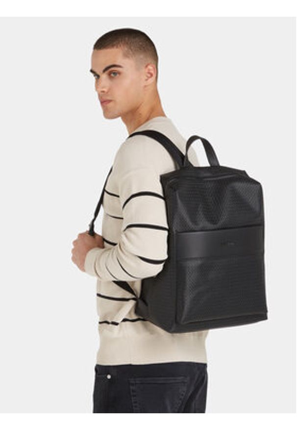 Calvin Klein Plecak Minimalism Squared Bp Mono K50K510802 Czarny. Kolor: czarny. Materiał: materiał
