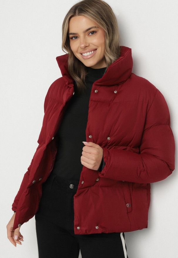 Born2be - Bordowa Kurtka Pikowana z Kołnierzem Beatsarda. Kolor: czerwony. Długość rękawa: długi rękaw. Długość: długie. Wzór: aplikacja