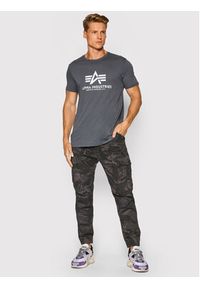 Alpha Industries Joggery Airman 188201C Szary Tapered Fit. Kolor: szary. Materiał: bawełna