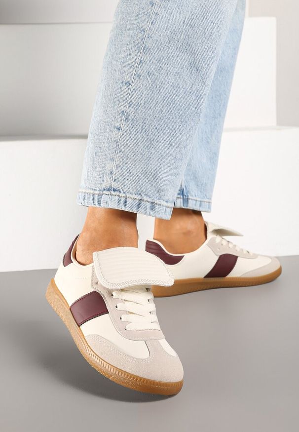 Renee - Beżowo-Bordowe Sznurowane Płaskie Sneakersy z Geometrycznym Wzorem Felilva. Okazja: na co dzień. Zapięcie: sznurówki. Kolor: beżowy. Materiał: jeans. Wzór: geometria
