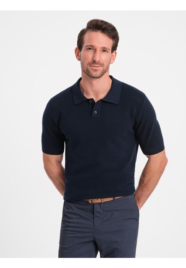 Ombre Clothing - Bawełniana męska koszulka polo ze strukturalnej dzianiny – granatowa V2 - Rozmiar: L. Okazja: na co dzień, do pracy. Typ kołnierza: polo. Kolor: niebieski. Materiał: bawełna, dzianina. Długość: krótkie. Styl: casual, elegancki