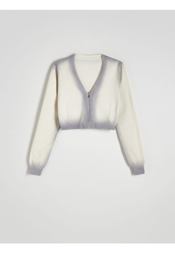 Reserved - Sweter z efektem gradientu - złamana biel. Materiał: bawełna. Długość: krótkie. Wzór: gradientowy