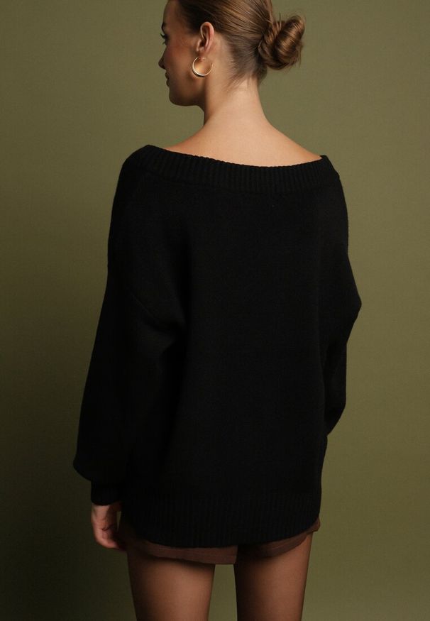 Born2be - Czarny Sweter z Kaszmirem z Dekoltem w Serek Plenae. Okazja: na co dzień. Typ kołnierza: dekolt w serek. Kolor: czarny. Materiał: kaszmir. Styl: casual, elegancki, klasyczny