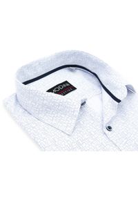 Modini - Biała koszula męska z krótkim rękawem we wzór MK19. Kolor: biały. Materiał: bawełna, poliester, tkanina. Długość rękawa: krótki rękaw. Długość: krótkie. Styl: klasyczny #1