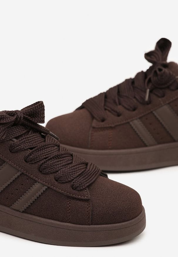 Renee - Brązowe Sneakersy na Niskiej Platformie z Naszywkami Flordexia. Okazja: na co dzień. Zapięcie: pasek. Kolor: brązowy. Materiał: jeans. Wzór: aplikacja. Obcas: na platformie