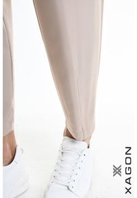 Xagon Spodnie | P26032 ZXAG92 | Mężczyzna | Beżowy. Okazja: na co dzień, na spotkanie biznesowe. Kolor: beżowy. Materiał: wiskoza, elastan, poliester. Długość: długie. Wzór: aplikacja. Styl: klasyczny, sportowy, casual, biznesowy, elegancki #6
