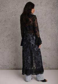 Renee - Czarna Narzutka Sukienka Plażowa Boho z Koronki Ozdobiona Guzikami i Falbanami Palmeda. Okazja: na plażę. Kolor: czarny. Materiał: koronka. Wzór: aplikacja, koronka. Sezon: lato. Typ sukienki: proste. Styl: boho #3