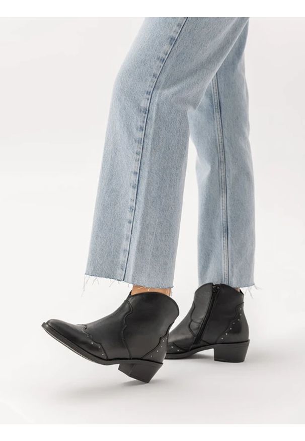 Ryłko - Czarne krótkie botki kowbojki z nitami. Wysokość cholewki: za kostkę. Zapięcie: zamek. Kolor: czarny. Materiał: skóra. Szerokość cholewki: normalna. Obcas: na obcasie. Styl: rockowy, street. Wysokość obcasa: średni