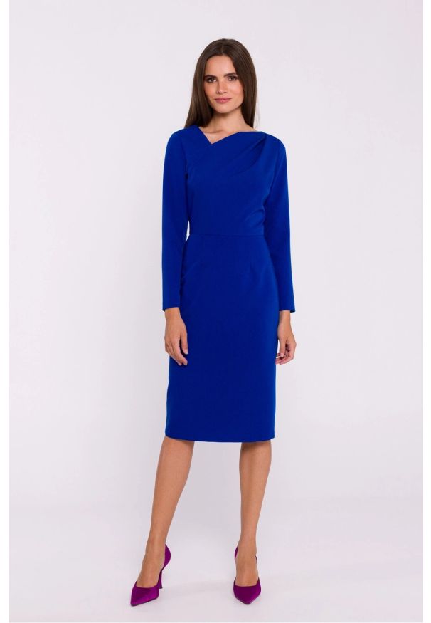 Stylove - Elegancka sukienka ołówkowa z asymetrycznym dekoltem chaber. Typ sukienki: ołówkowe, asymetryczne. Styl: elegancki