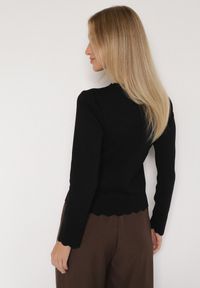 Born2be - Czarny Sweter z Wiskozą Ozdobiony Falbankami Mevita. Typ kołnierza: kołnierz z falbankami. Kolor: czarny. Materiał: wiskoza. Wzór: aplikacja. Styl: elegancki, klasyczny #3