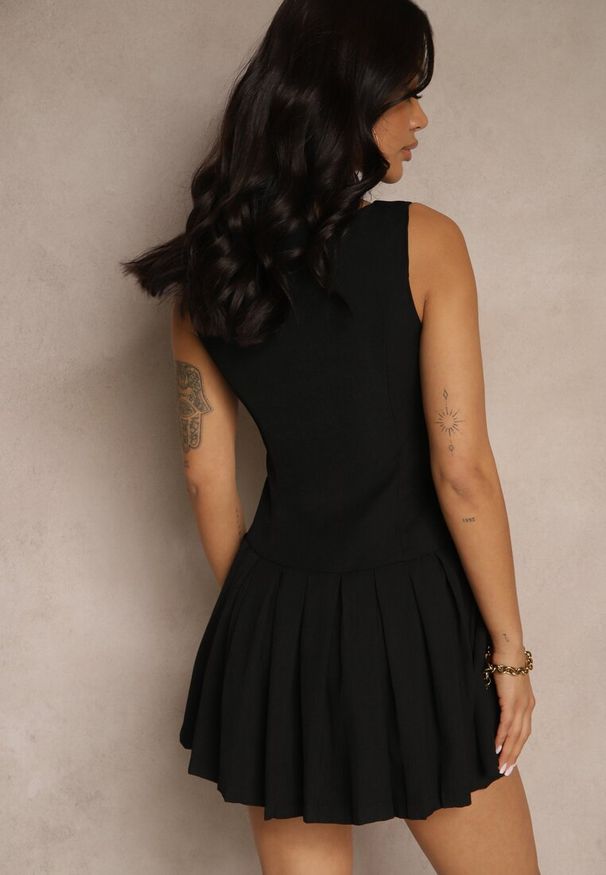 Renee - Czarna Sukienka Ozdobiona Plisami Tureana. Okazja: na co dzień. Kolor: czarny. Wzór: aplikacja. Styl: klasyczny, casual, elegancki