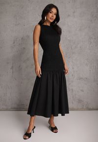 Renee - Czarna Sukienka Drop Waist Bez Rękawów Zdobiona Marszczeniem Natinelle. Okazja: na co dzień. Kolor: czarny. Długość rękawa: bez rękawów. Wzór: aplikacja. Styl: casual, elegancki #4
