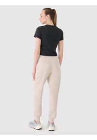 4f - 4F Spodnie dresowe joggery damskie - beżowe XL. Kolor: beżowy. Materiał: dresówka. Wzór: gładki, ze splotem