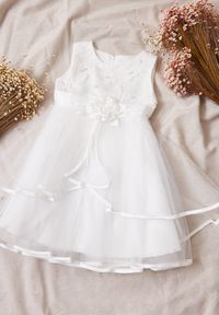 Born2be - Biała Rozkloszowana Sukienka z Dekoracyjnym Kwiatem i Tiulem Tien. Kolor: biały. Materiał: tiul. Długość rękawa: bez rękawów. Wzór: kwiaty. Styl: elegancki